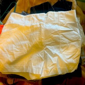 White House Black Market size 10 NWT white shorts